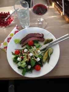 Flanke steak, en god blandet salat og en fed dressing 