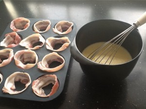 Muffinformen fores med bacon og æggemassen piskes