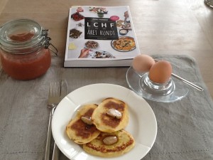 Pandekager lavet på ricottaost og med kanelsnegl på toppen.