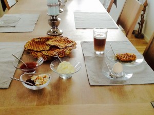 Vafler lavet på creme fraiche, HUSK, æg, hakket mandler, bagepulver og citronskal 😋