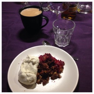 Blommecrumble med flødeskum og vanilie.