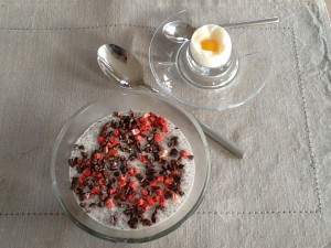 Chiagrød med græsk yoghurt toppet med raw kakaobites og tørret jordbær