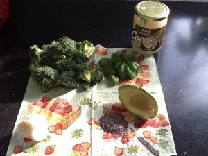 Broccoli, avokado,basilikum,banan, kokosolie og vand 