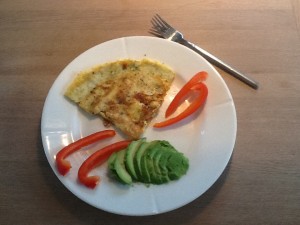 Omelet med skinke og ost 