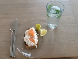 Laksesalat på ristet ostebrød 