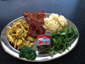 Kylllinge strimler vendt i karry, revet ost, bacon, tomatpuré, basilikum og ruccola