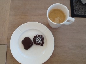 En god kop kaffe og lækker chokolade