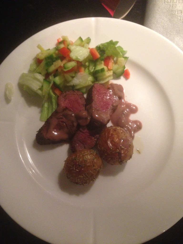 Rådyrmørbrad, ovebagte rosmarin kartofler og champignon sauce