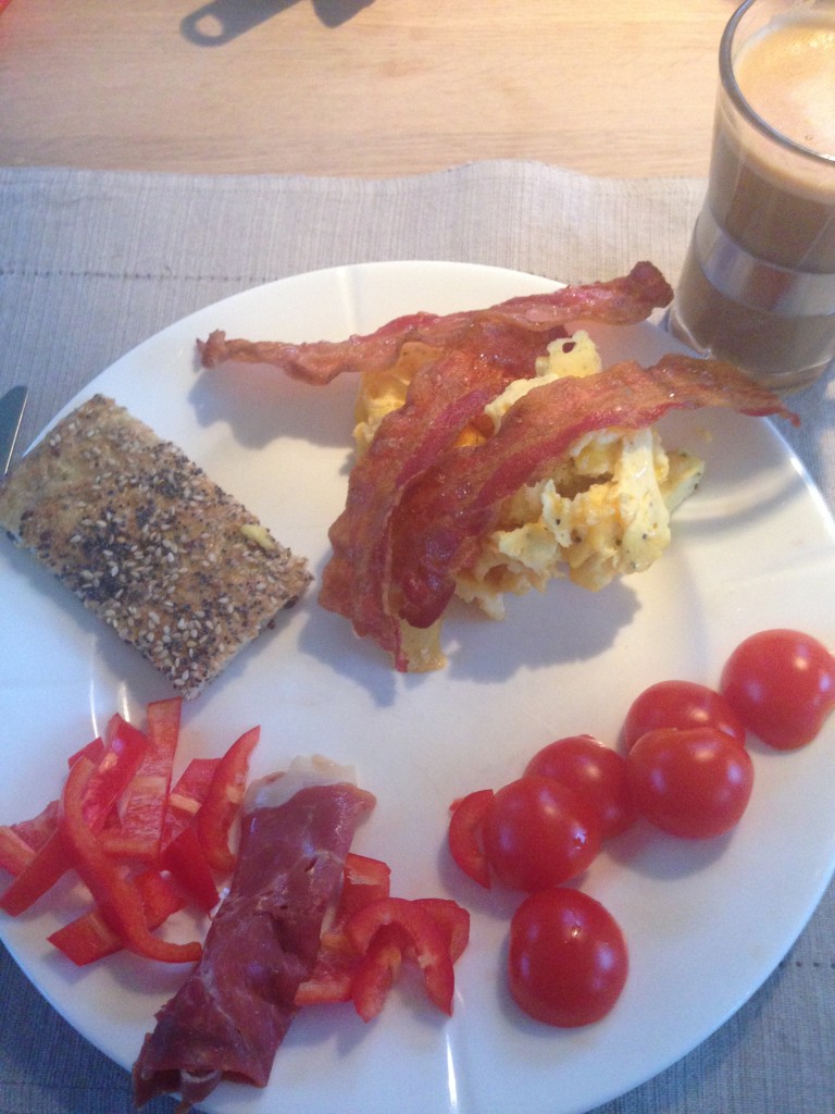 Fladbrød, scrambled eggs, Serrano skinke, bacon, tomat og peberfrugt