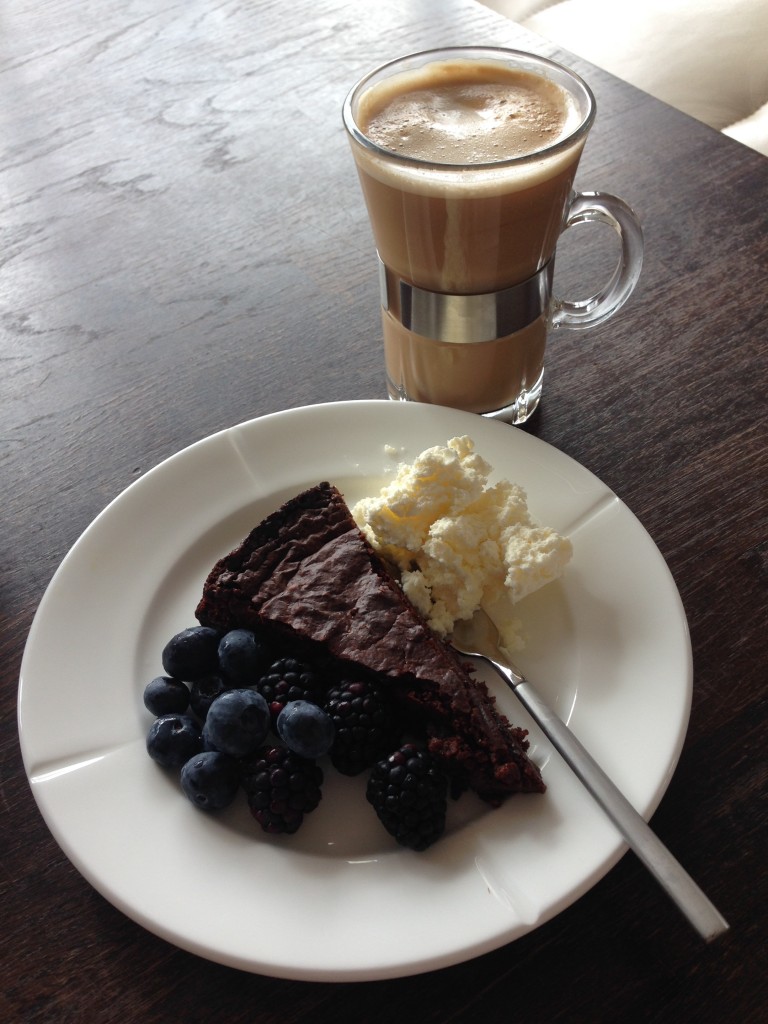 en god kop kaffe og et lækkert stykke kage