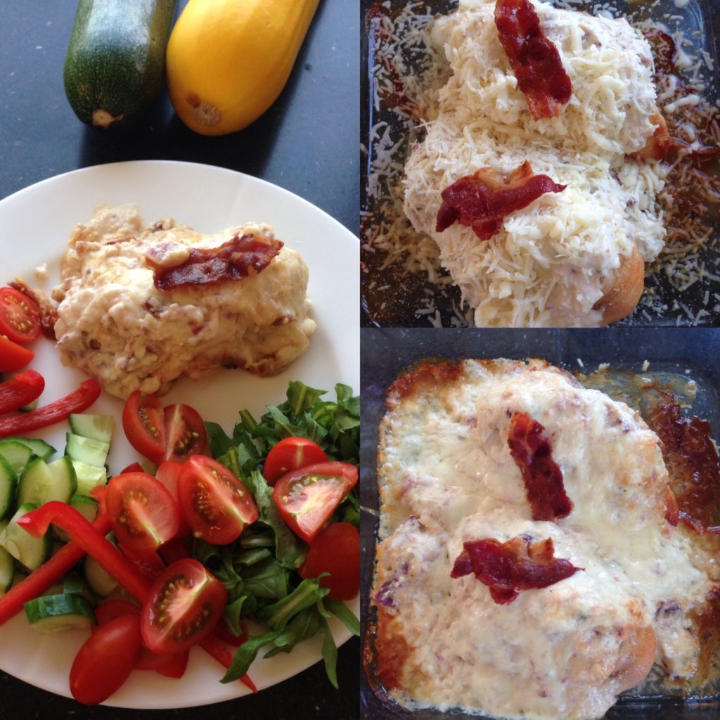 kyllingebryst med et låg af ostecreme, bacon og chili