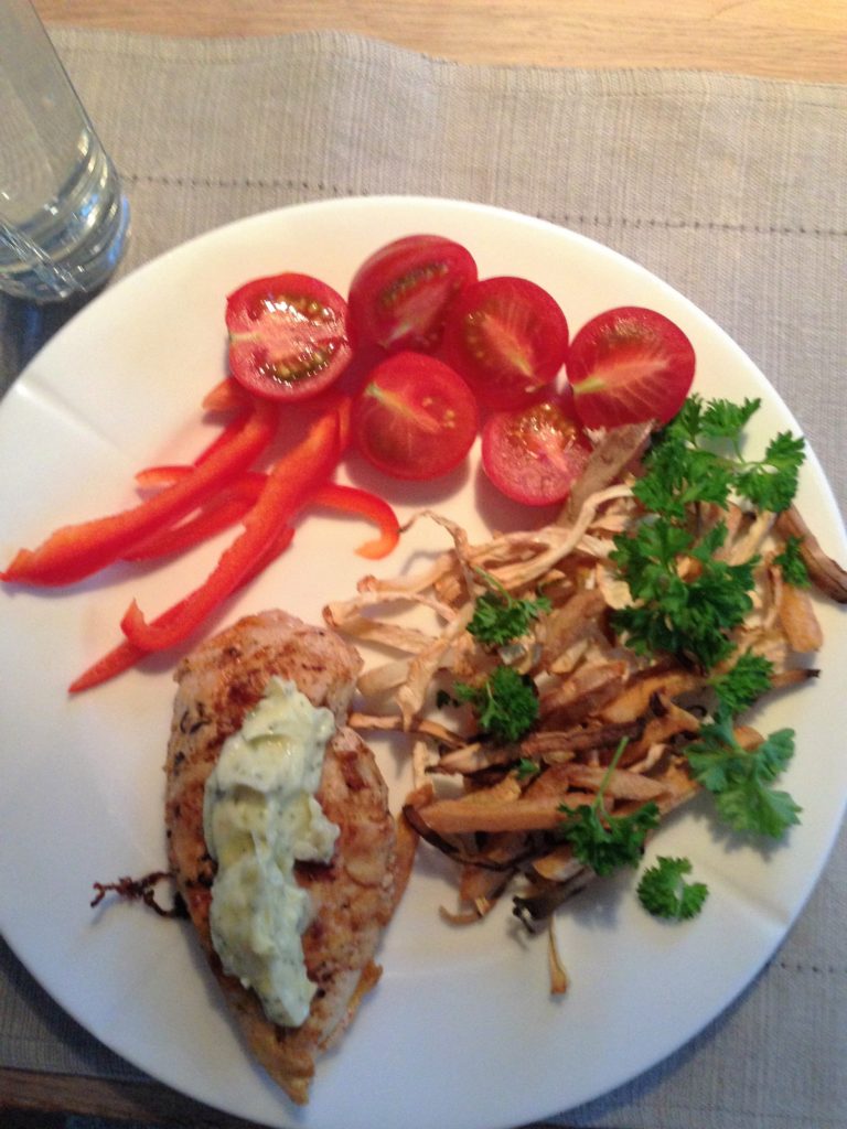 Grillstegt kyllingefilet med knoldselleri"fritter" persille og grønt.