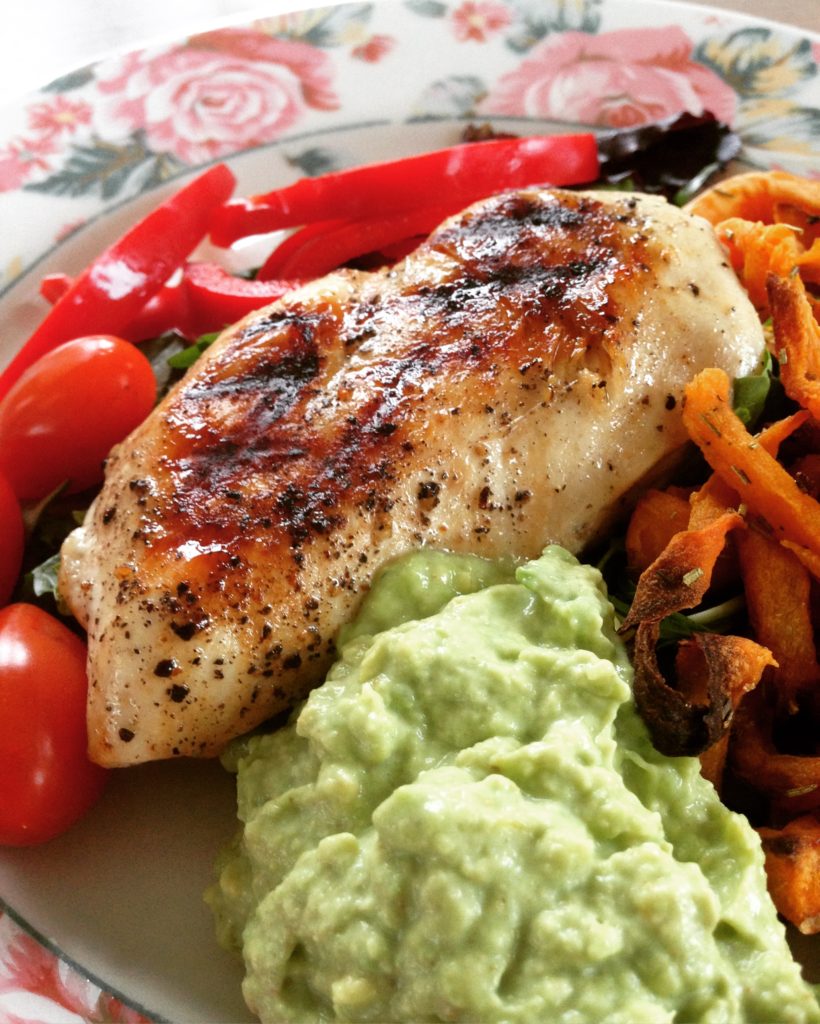Kyllingefilet, guacomole og grøntsager