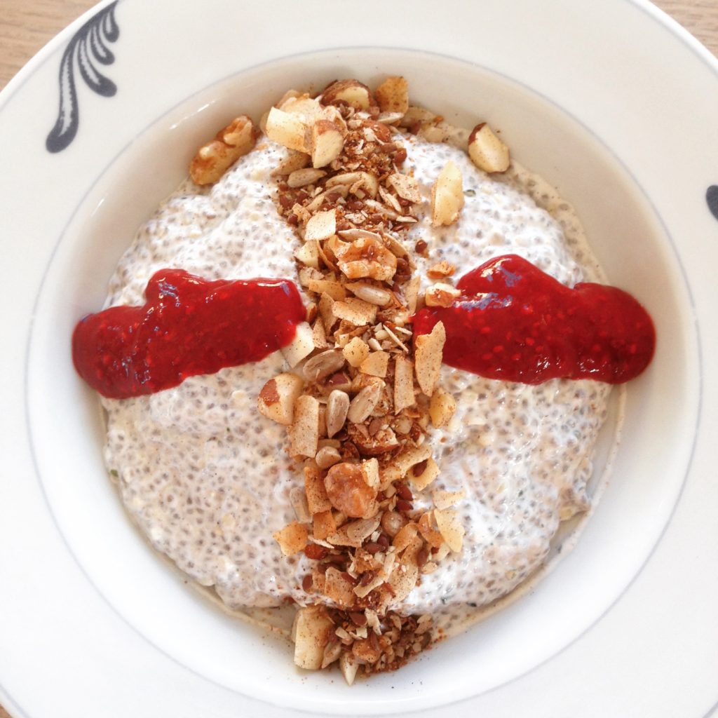Chiagrød rørt op med græsk yoghurt
