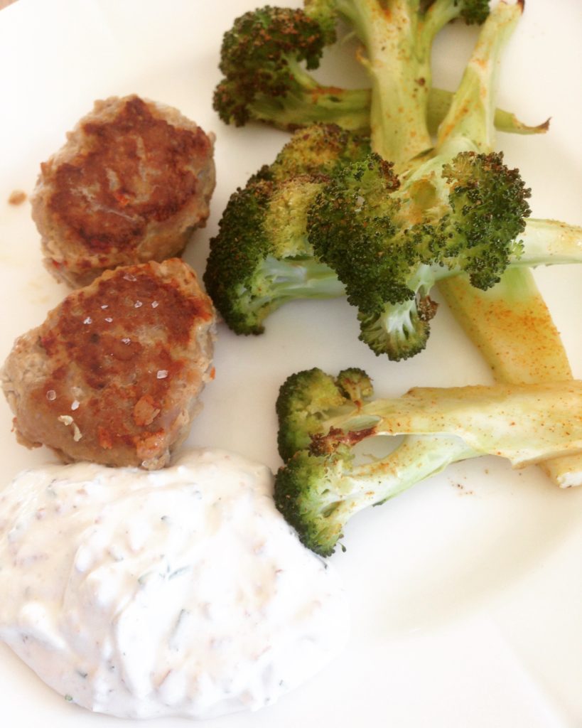 Bacondressing, frikadeller og ovnstegte broccoli
