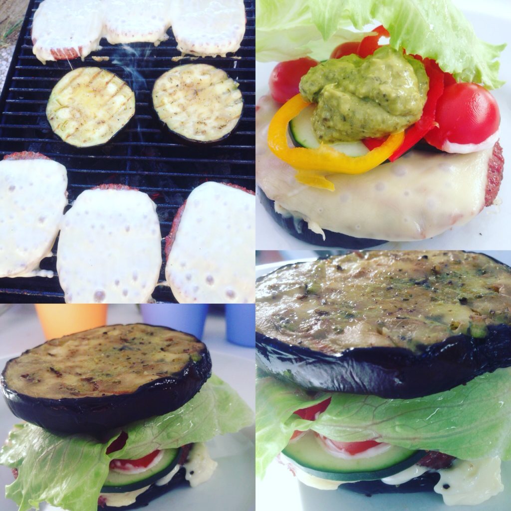 Burger på en bund af grillet aubergine