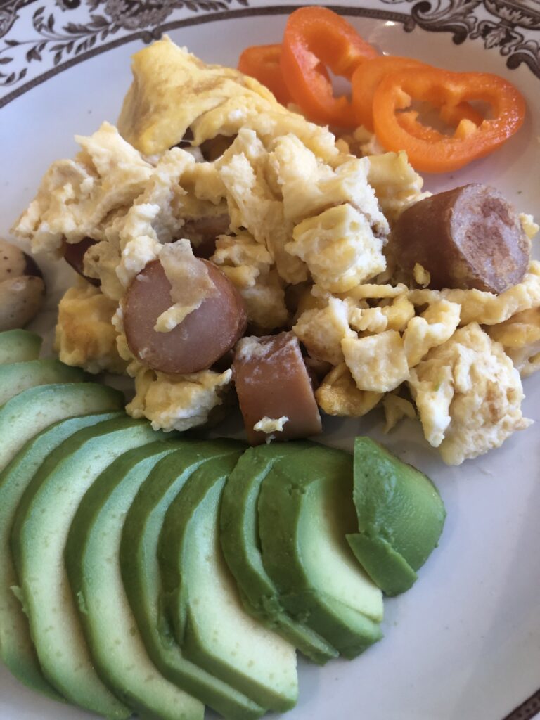 Røræg, pølser, avocado og peberfrugt
