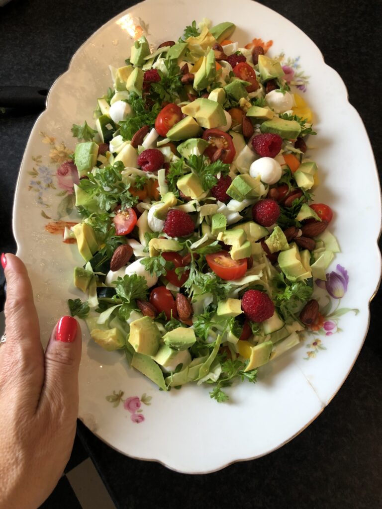En lækker blandet salat som også er smuk