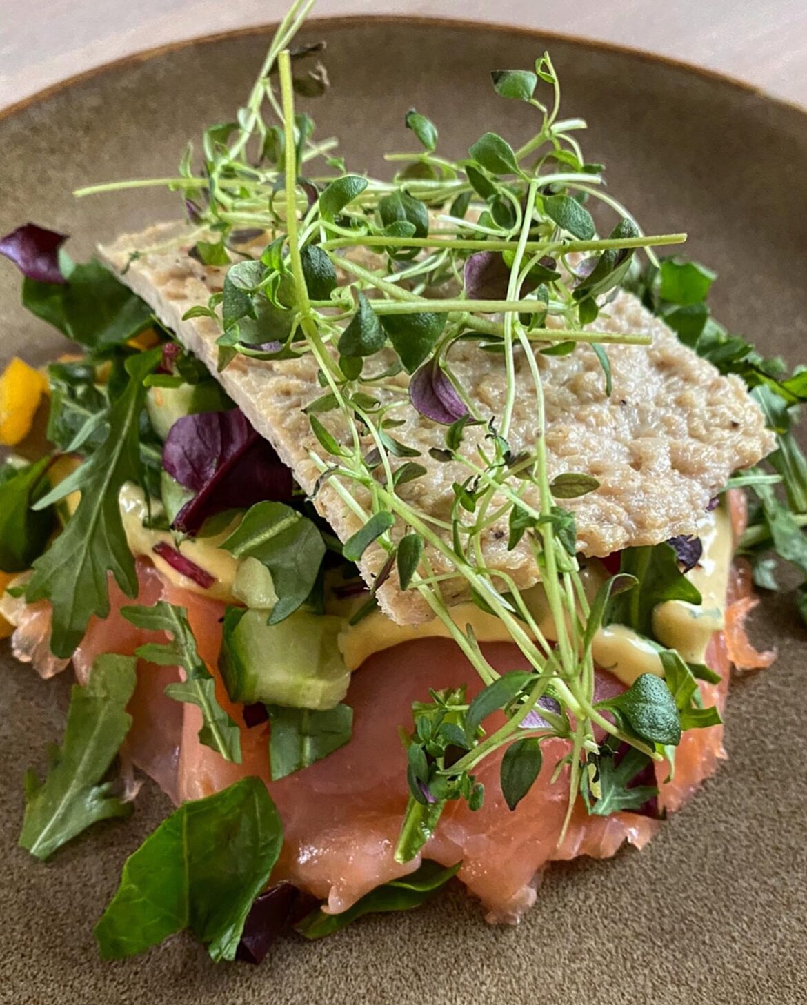 Kyllingbund med laks og salat samt hjemmelavet hollandaise