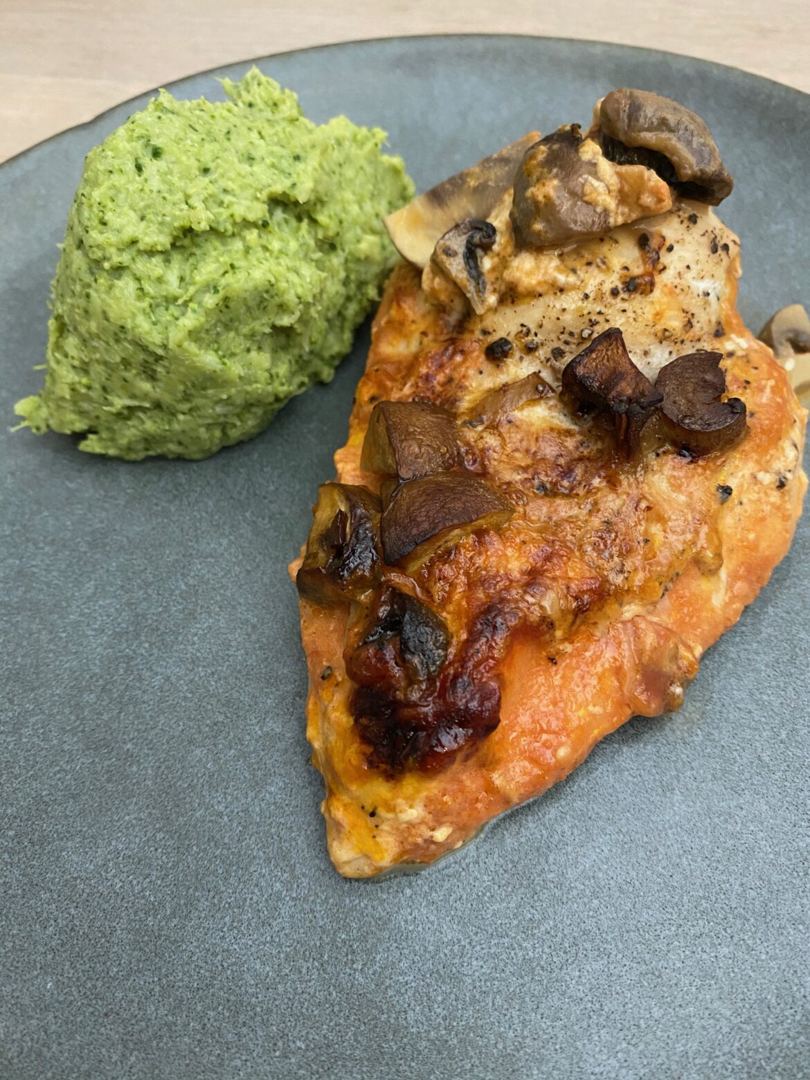 Kylling i bacon og tomatsauce